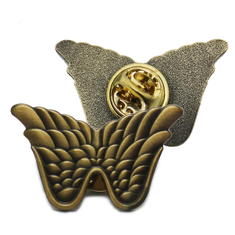 Pin de solapa con forma de ala 3D en oro antiguo