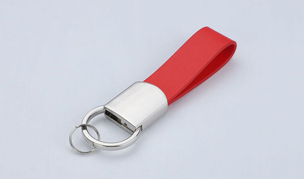 Llavero de cuero rojo