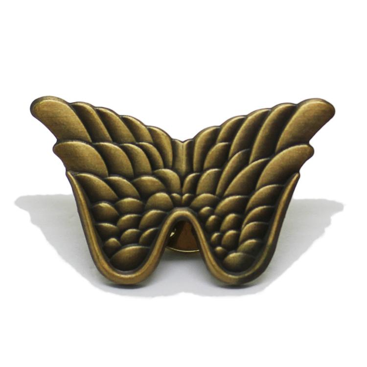 Pin de solapa con forma de ala 3D en oro antiguo
