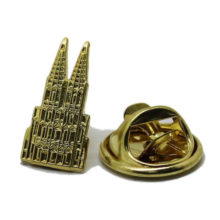 Pin de solapa de metal con minitorre dorada en 3D