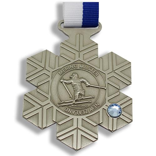 Medalla deportiva de metal para esquí de cristal con diseño de nieve