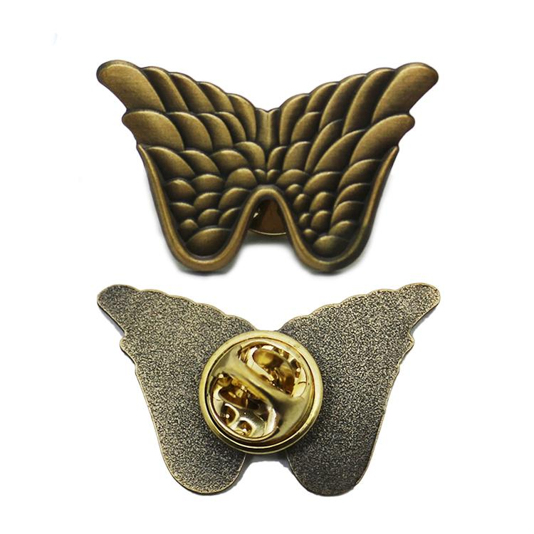 Pin de solapa con forma de ala 3D en oro antiguo
