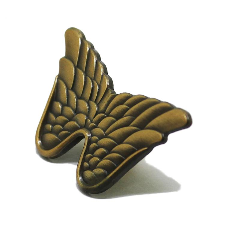 Pin de solapa con forma de ala 3D en oro antiguo