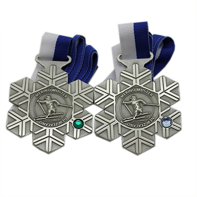 Medalla deportiva de metal para esquí de cristal con diseño de nieve