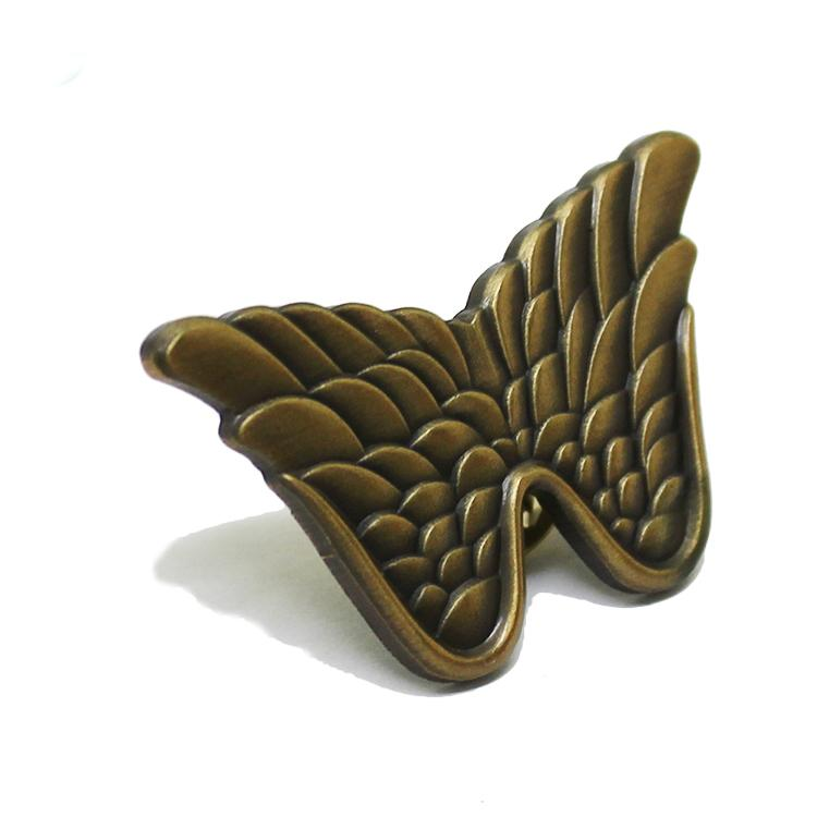Pin de solapa con forma de ala 3D en oro antiguo