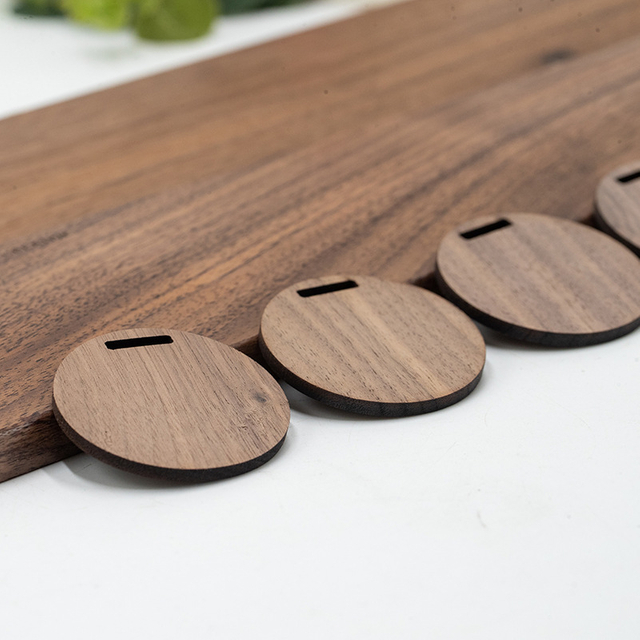 Llavero grabado con nombre de madera redondo en blanco personalizado