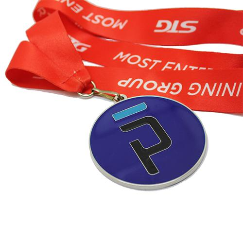 Medalla de metal en pasta de color personalizada con cordón